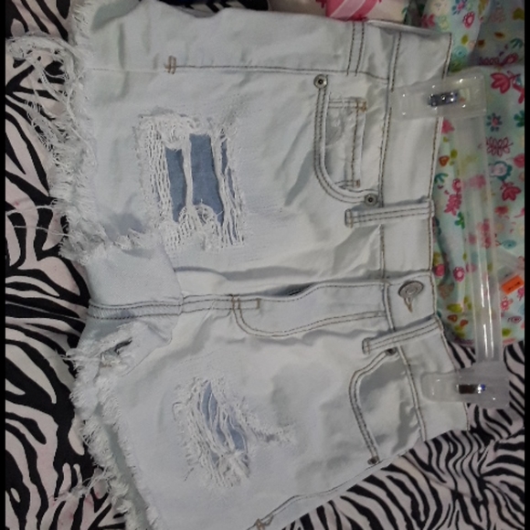 Mid rise Ripped Shorts - Picture 4 of 5